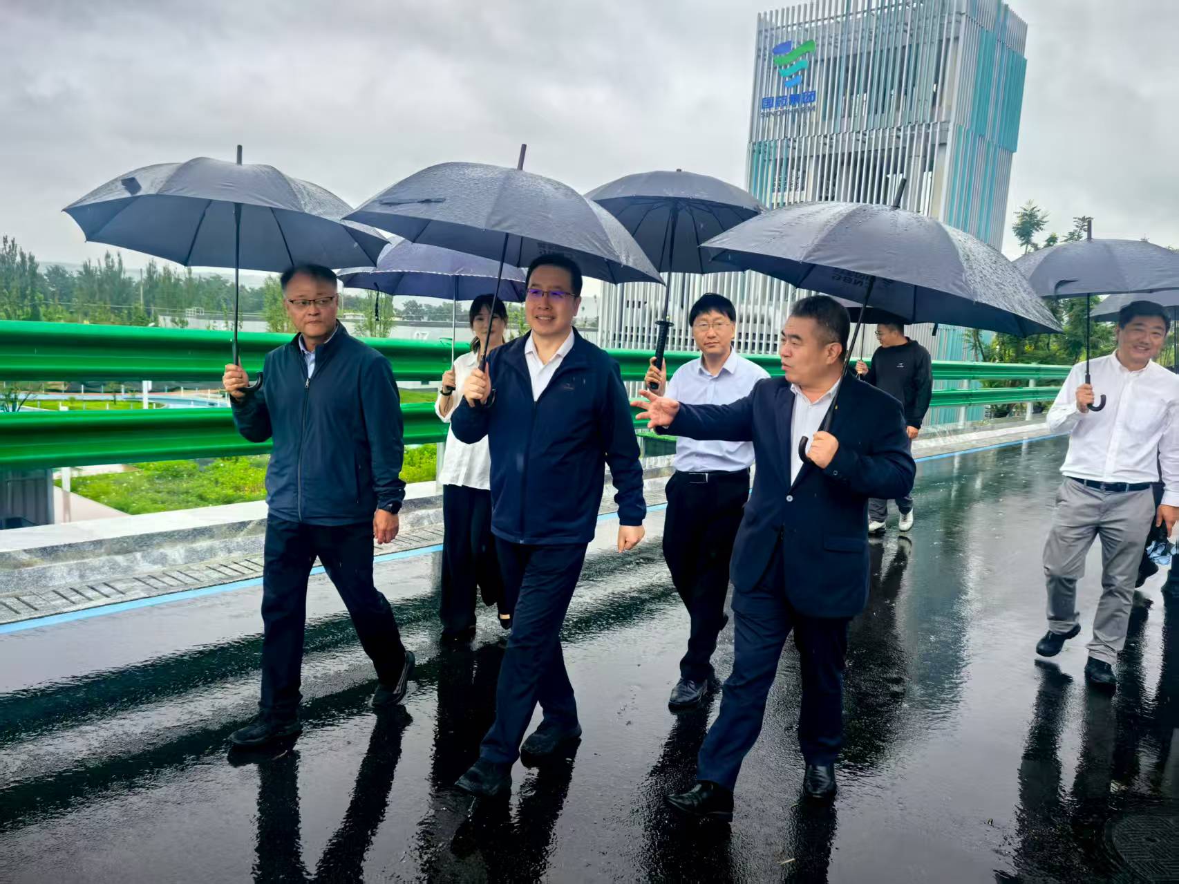 甘肅省醫(yī)保局局長(zhǎng)楊芳勝一行調(diào)研國(guó)藥天壇蘭州項(xiàng)目